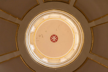 Fototapeta premium Dome d'église et Croix de Malte