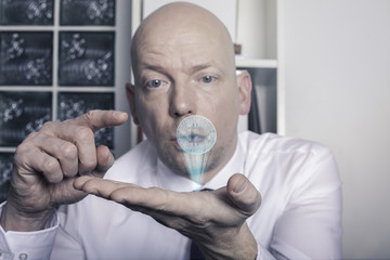Geschäftsmann mit Bitcoin Hologramm Konzept
