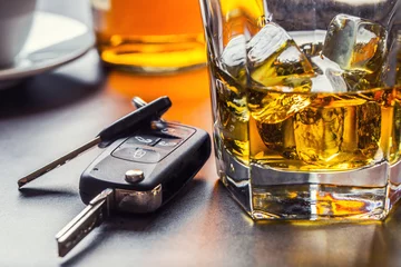Fotobehang Alcohol Autosleutels en glas alcohol op tafel.