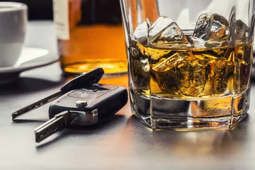 Fotobehang Bar Autosleutels en glas alcohol op tafel.