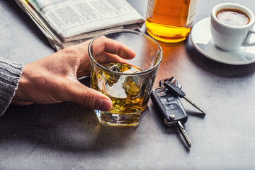 Glas alcohol hand man de sleutels van de auto en onverantwoordelijke bestuurder