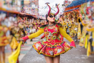 Fotobehang Dansers op het carnaval van Oruro in Bolivia, uitgeroepen tot UNESCO Cultureel Werelderfgoed in Oruro, Bolivia © Curioso.Photography