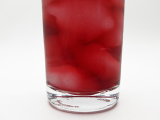 Eiskalter roter Saft auf weißem Hintergrund