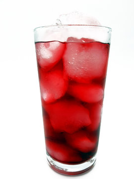 Eiskalter roter Saft auf wei&szlig;em Hintergrund