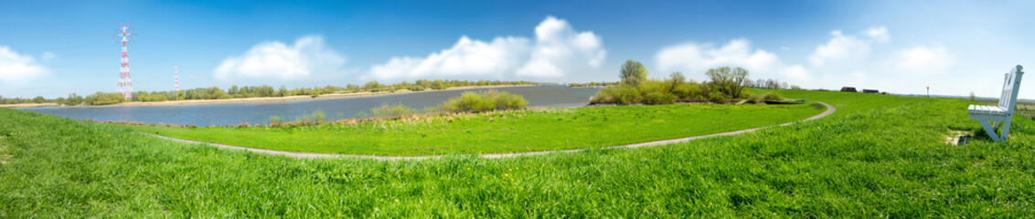 Elbe Panorama auf dem Deich.