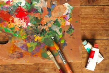 パレットと絵筆と絵の具 - Palette, paintbrushes, and paint tubes on wood background