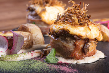  Жаркое из свинины и бекона. Запеченная свинина с овощами и зеленью. Roast pork and bacon. Roast pork with vegetables and herbs