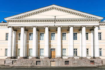 Fototapeta na wymiar facade of Academy of Sciences in St Petersburg