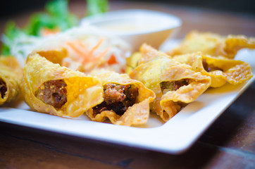 Spicy minced pork salad with Crispy wonton