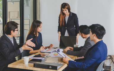 Business people are discussing work.