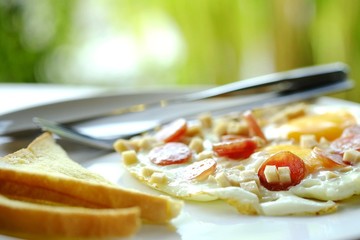 A breakfast set consisting of eggs,sausages,tofu and toast is a light menu before work.