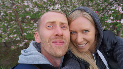 junges europäisches Paar zur Kirschblüte im Alten Land - Hamburg