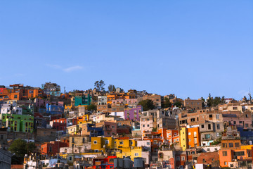 Fototapeta na wymiar Guanajuato, casas de colores en la montaña.