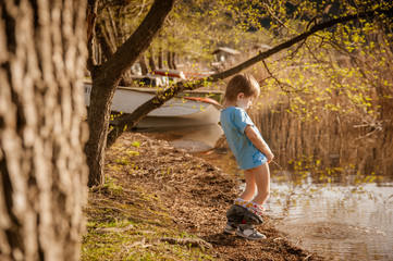 blond child pee in the lake