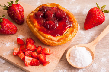 denish and strawberry jam on top,denish strawberry,bread with strawberry jam,bread with strawberry jam put on wooden plate