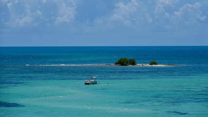 Fototapeta na wymiar Kleine Insel im Sonnenschein, Florida Keys