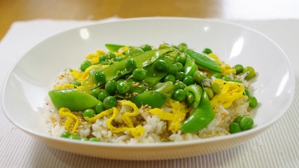 旬の豆をトッピングした梅肉の混ぜご飯