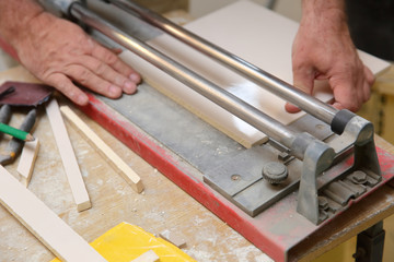 When laying ceramic tiles, you must also be able to use electrical devices such as a grinder and manual tools for cutting tiles.