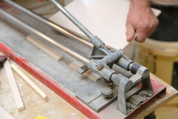 When laying ceramic tiles, you must also be able to use electrical devices such as a grinder and manual tools for cutting tiles.