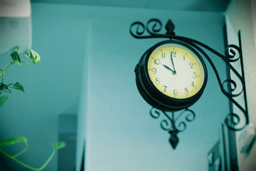 DECORATIVE WALL STATION CLOCK