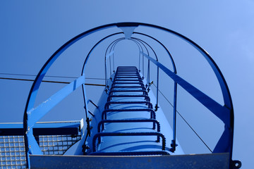 Treppe am Kran in Blau