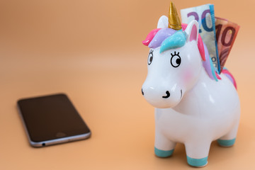 Einhorn mit Geld und Smartphone