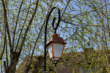 Fototapeta na wymiar Haut d'un lampadaire en ville