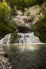 Fototapeta na wymiar Magnifique cascade