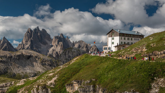 Landschaft in den Sextner Dolomiten, Hintergrund Auronzoh&uuml;tte - Dolomiten - Alpen