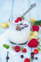 yoghurt with chia and berries