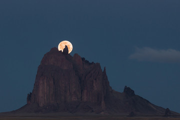 Obraz premium Moonrise at Shiprock