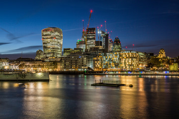 Fototapeta premium London zur blauen Stunde