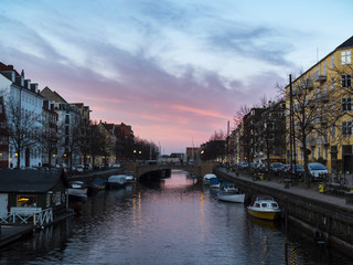 Fototapeta premium Sunset at the Copenhagen canals at Christianshavn, with colorful sky and twilight