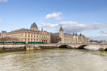 Obraz premium The palace of the Conciergerie seen from the Seine river