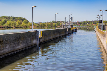 Passage de l'écluse en bateau sur Le Vistule