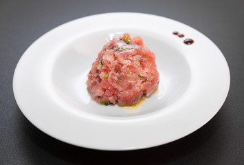 A delicious tartare of fresh Mediterranean tuna. Seasoned with extra virgin olive oil, chives, parsley and a few drops of orange juice.