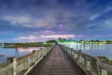 Obraz premium U Bein Bridge, wood structure bridge near Mandalay, peaceful and beautiful site, Myanmar