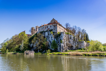 Fototapeta na wymiar L'Abbaye de Tyniec vue depuis un bateau sur Le Vistule