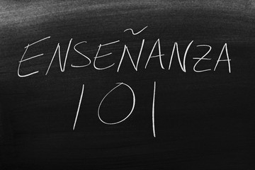 Obraz premium The words Enseñanza 101 on a blackboard in chalk. Translation: Teaching 101