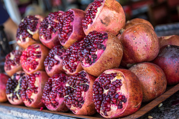 Aufgeschnittene Granatäpfel liegen übereinander