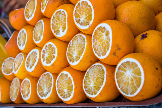 Angeschnittene Orangen liegen aufeinander