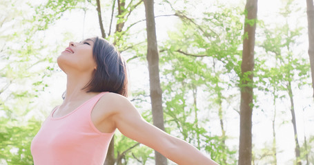 Naklejka premium woman feel free in forest