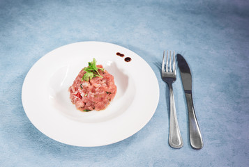 A delicious tartare of fresh Mediterranean tuna. Seasoned with extra virgin olive oil, chives, parsley and a few drops of orange juice.