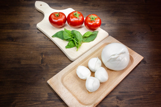 Buffalo mozzarella, tomatoes and basil, a typical combination known as Caprese, which is part of the Mediterranean diet.