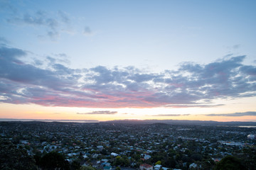 Obraz premium Beautiful View of a town in Auckland, New Zealand. Cloud sunset and town, View from Mt. Eden.