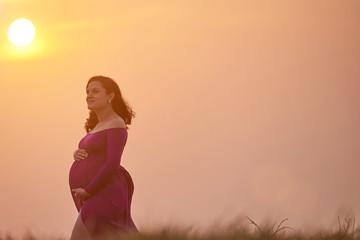 Obraz premium Pregnat young woman walk