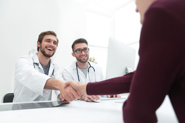 Obraz premium handshake of a doctor and his patient