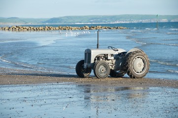 traktor czyszczący plażę w Walii - obrazy, fototapety, plakaty