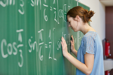 Frustrierte Studentin vor einer Mathe Aufgabe