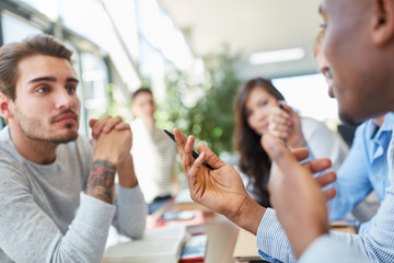 Studenten Team lernt und diskutiert